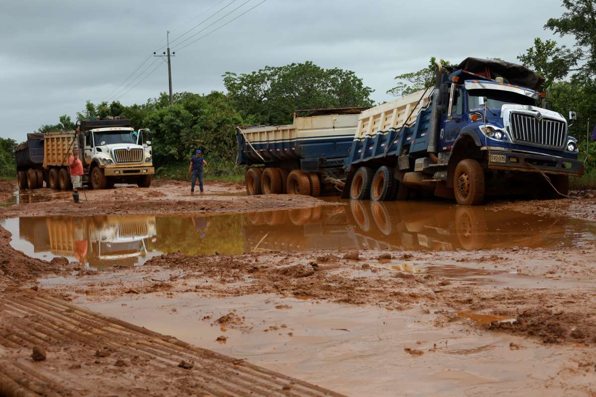 Camino de tierra que conecta Puerto Colombia con la cabecera municipal de Cumaribo