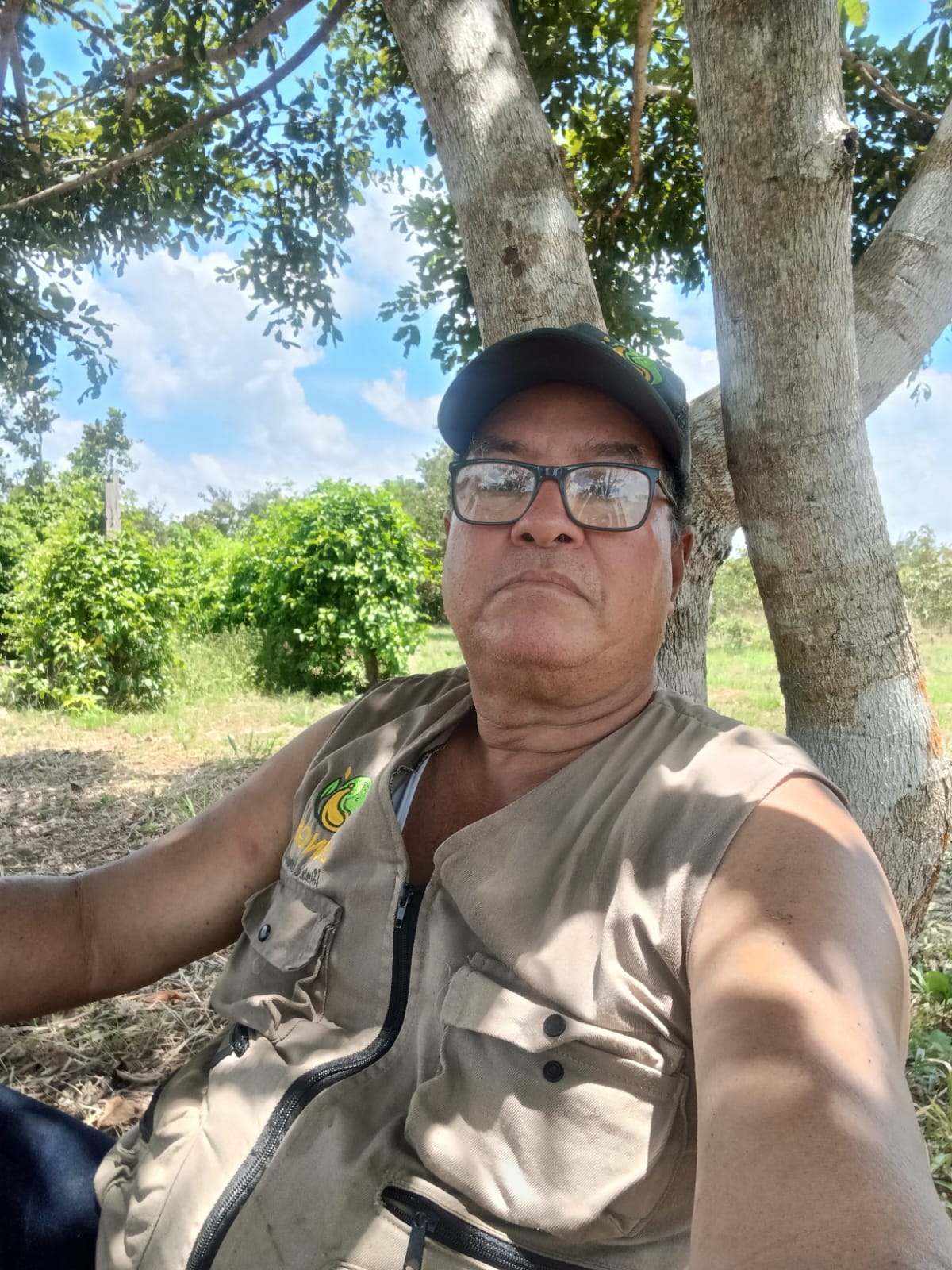 Líder comunal consultando el padrón de afiliados desde su celular